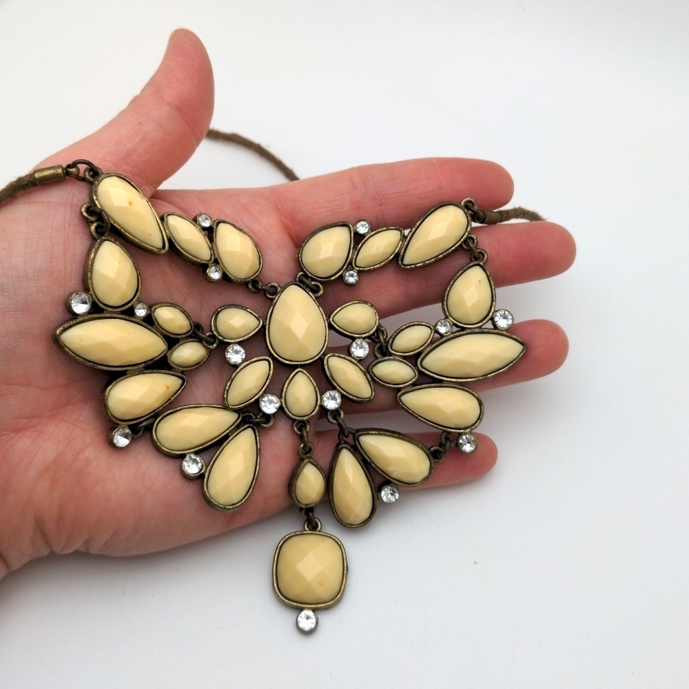 Vintage Cream Bibb Statement Necklace - Picture 8 of 16